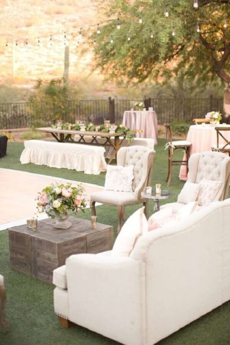 68. O lounge garante um cantinho mais confortável para os convidados da festa de casamento no campo – Foto: Pinterest
