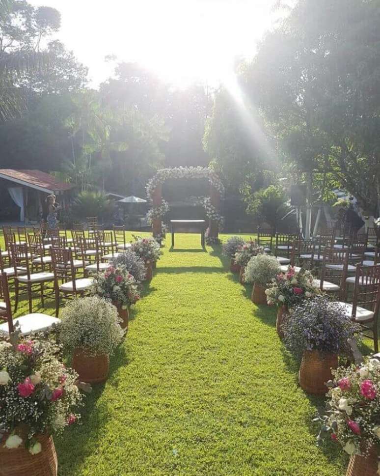 27. Cerim&ocirc;nia de casamento no campo decorado com vasos de flores simples &ndash; Foto: S&iacute;tio Caminho Real