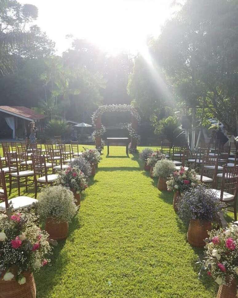 27. Cerimônia de casamento no campo decorado com vasos de flores simples – Foto: Sítio Caminho Real