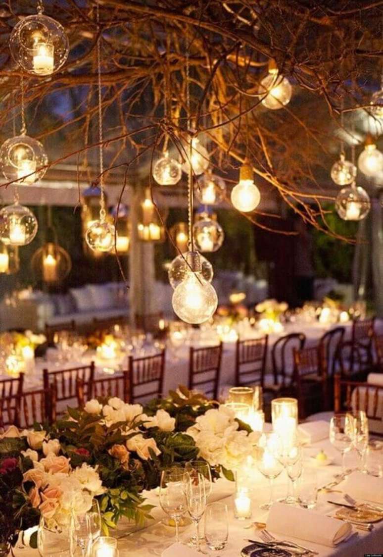 44. Decoração delicada para casamento no campo a noite com lâmpadas em galhos secos – Foto: Wedding Ideas