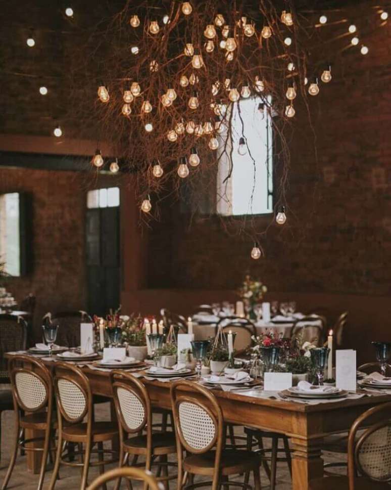 46. Decora&ccedil;&atilde;o para casamento r&uacute;stico no campo com galhos secos e l&acirc;mpadas &ndash; Foto: Est&uacute;dio Pinus