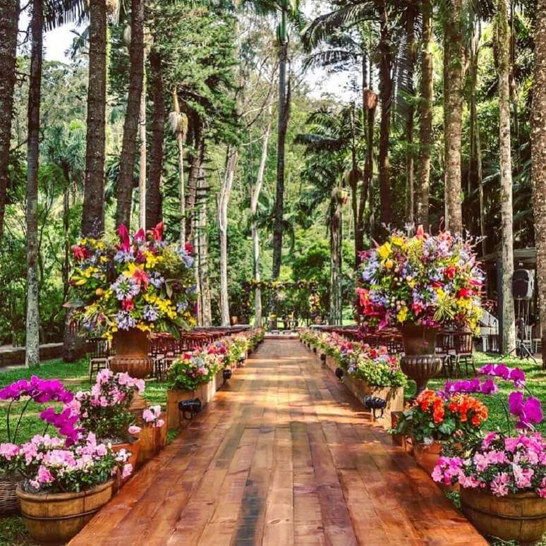 53. Linda decora&ccedil;&atilde;o com v&aacute;rios arranjos de flores coloridas para cerim&ocirc;nia de casamento no campo &ndash; Foto: MBacellar Festas