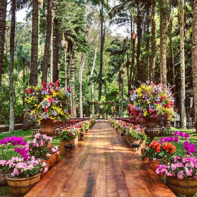 53. Linda decoração com vários arranjos de flores coloridas para cerimônia de casamento no campo – Foto: MBacellar Festas