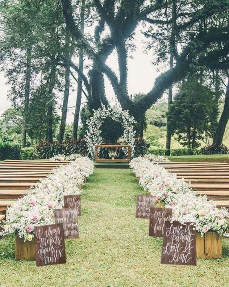 28. Decora&ccedil;&atilde;o para cerim&ocirc;nia de casamento r&uacute;stico no campo &ndash; Foto: Pinterest