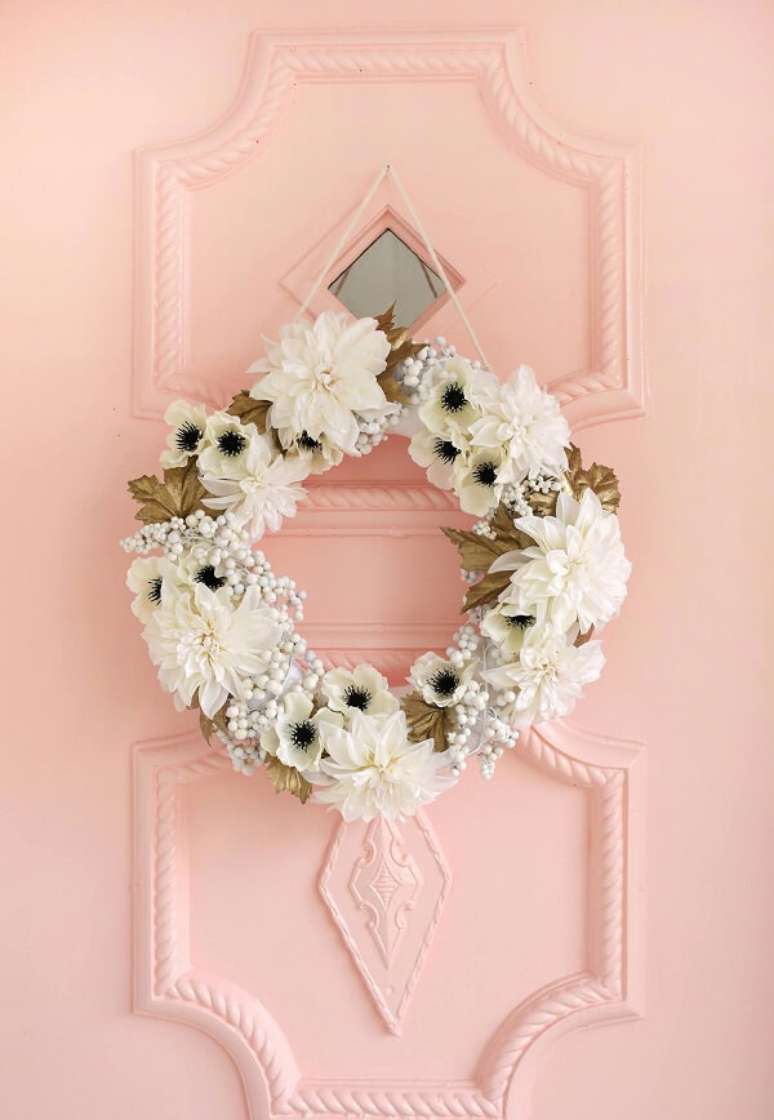 23. Enfeite de natal para porta feito com flores. Fonte: Pinterest