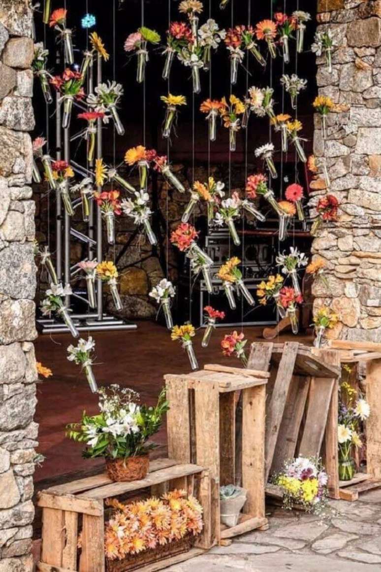 29. Decora&ccedil;&atilde;o com cortina de flores para casamento r&uacute;stico no campo &ndash; Foto: Muito Chique