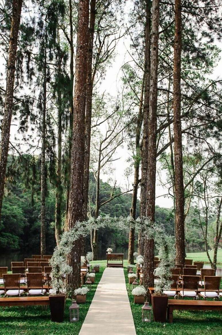 35. Decora&ccedil;&atilde;o de cerim&ocirc;nia de casamento no campo &ndash; Foto: Cas&oacute;rio &agrave; Vista
