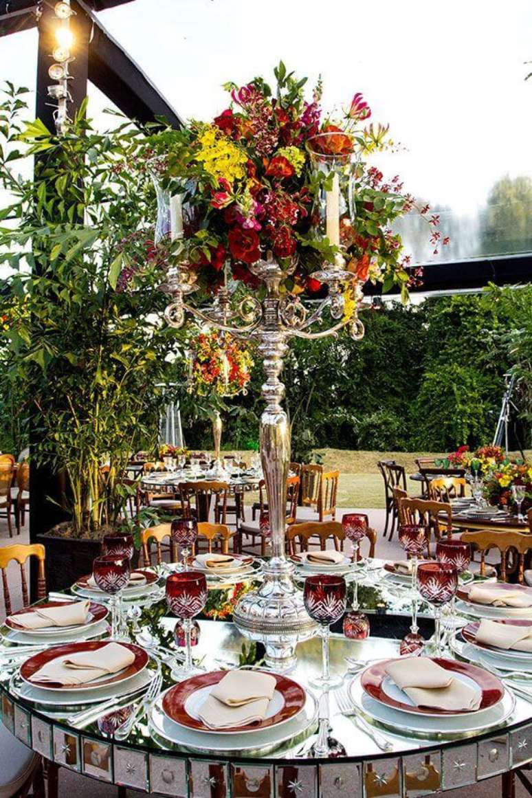 58. Arranjo de flor sofisticado para festa de casamento no campo &ndash; Foto: Assetproject