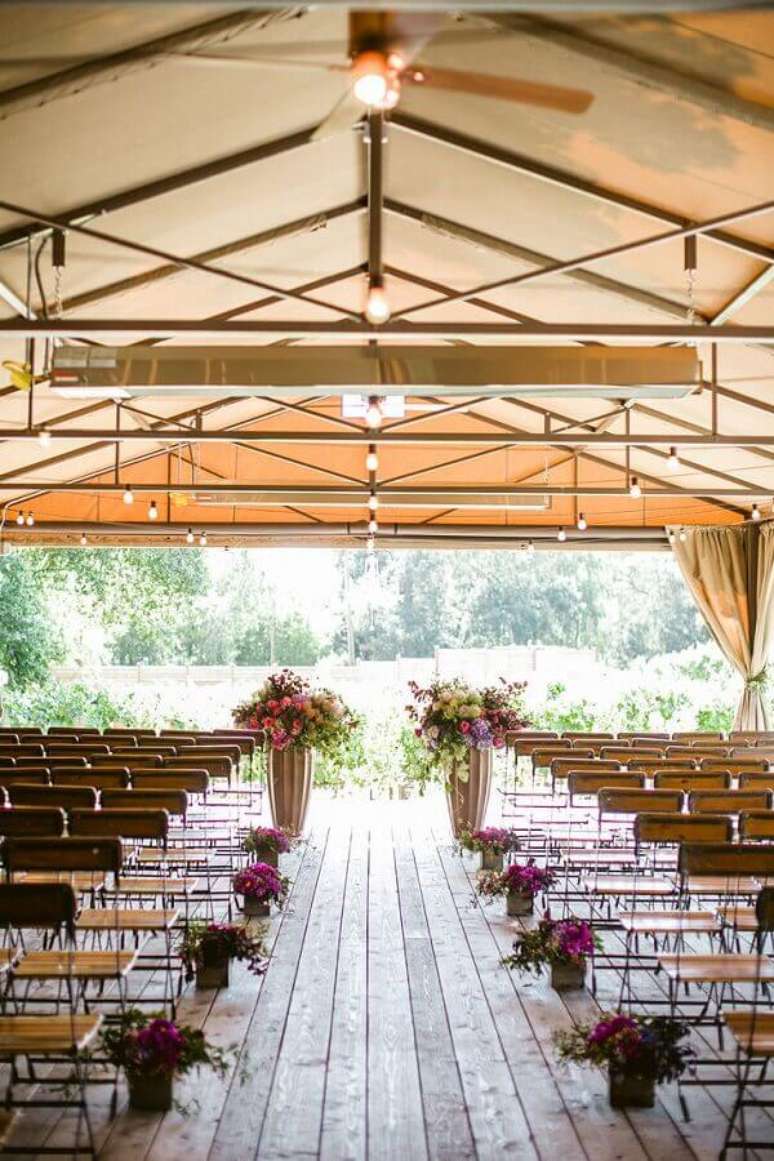 14. Arranjo de flores para decora&ccedil;&atilde;o de cerim&ocirc;nia de casamento simples no campo &ndash; Foto: Assetproject