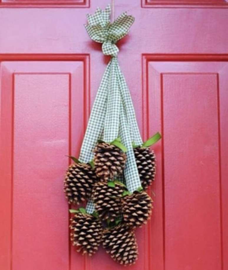 17. Enfeite de natal para porta feito com tecido e pinhas. Fonte: Pinterest