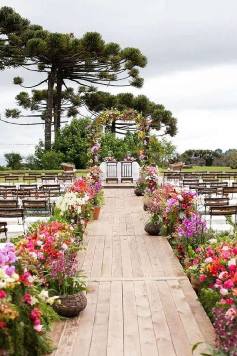 13. Decora&ccedil;&atilde;o de casamento no campo de dia com arranjos de flores por todo o caminho &ndash; Foto: Ideias Decor