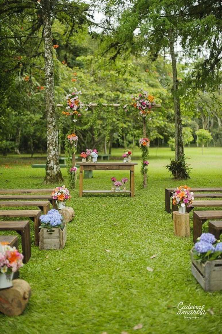 57. Decoração para festa de casamento rústico no campo com caixotes de madeira para arranjo de flores – Foto: Cadeira Amarela