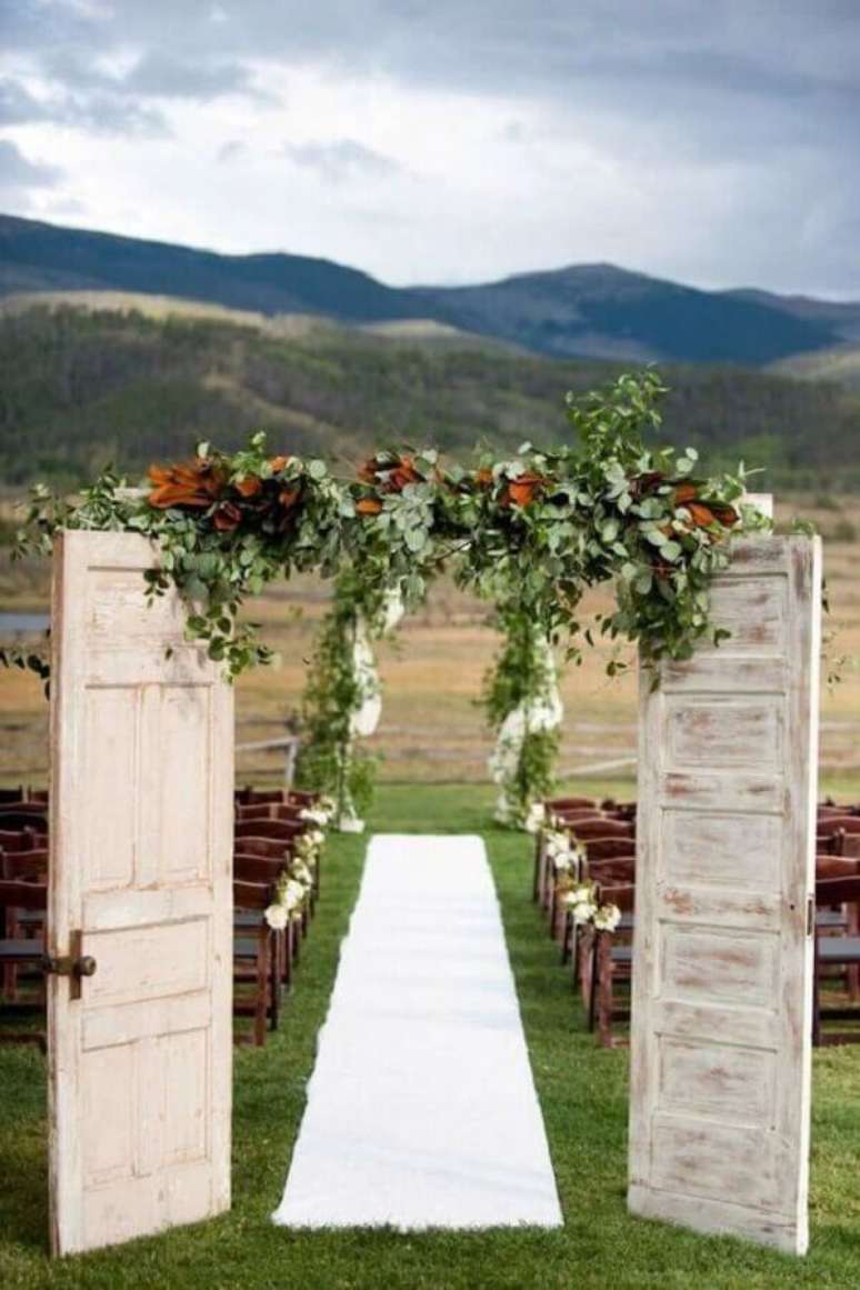 24. Decora&ccedil;&atilde;o para casamento r&uacute;stico no campo com porta antiga &ndash; Foto: CoachDecor
