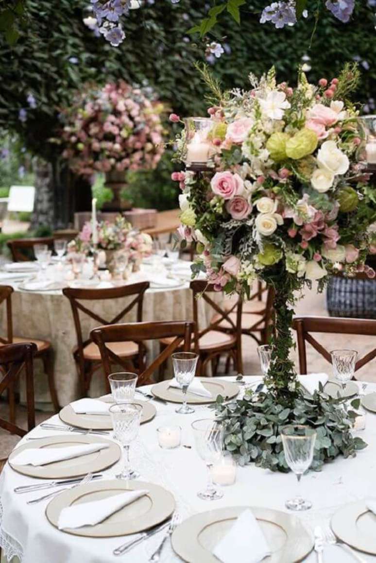 11. Arranjo de flores e folhagens para festa de casamento no campo com decoração sofisticada – Foto: Constance Zahn
