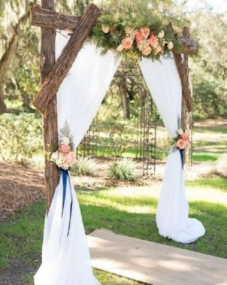 49. Altar de casamento r&uacute;stico no campo &ndash; Foto: Casamento Country