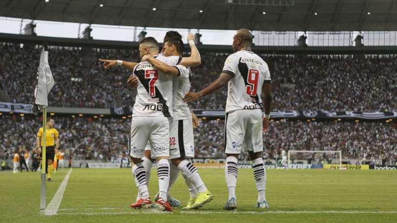 Ribamar e Rossi mostraram alto desgaste no final do jogo (Foto: Rafael Ribeiro/Vasco)