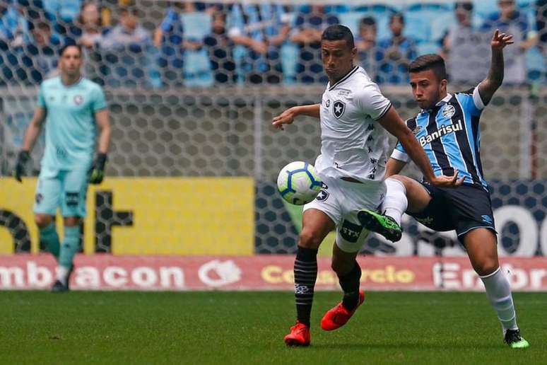 Tônica da partida: jogador do Grêmio incomoda a saída de bola do Botafogo (Foto: Vitor Silva/Botafogo)