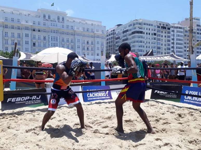 BeachBoxing foi realizado em Copacabana durante o ensolarado domingo carioca (Foto: Divulgação/BeachBoxing)