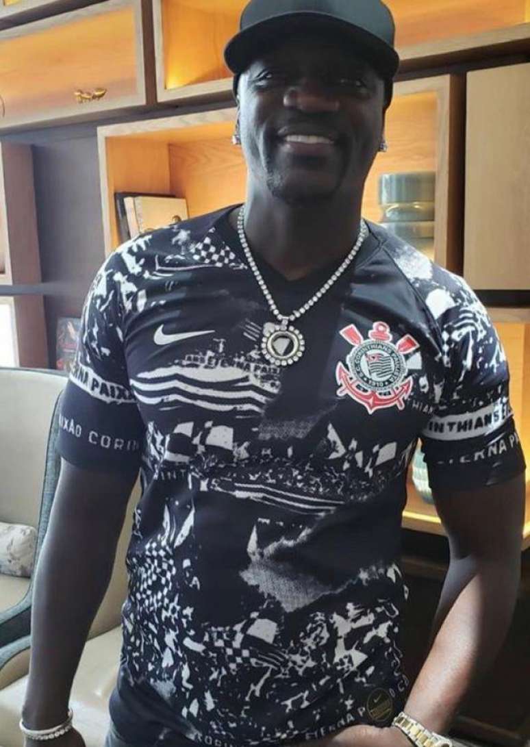 Cantor Akon fez apresentação única em São Paulo e ganhou camisa do Corinthians. (Foto: Twitter/Corinthians)