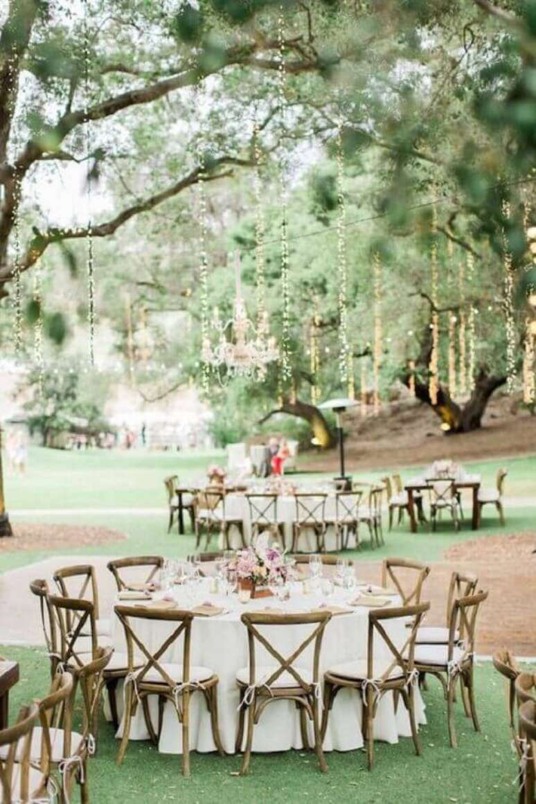 60. Decoração de festa de casamento no campo com mesas redondas – Foto: Architectural Home Styles