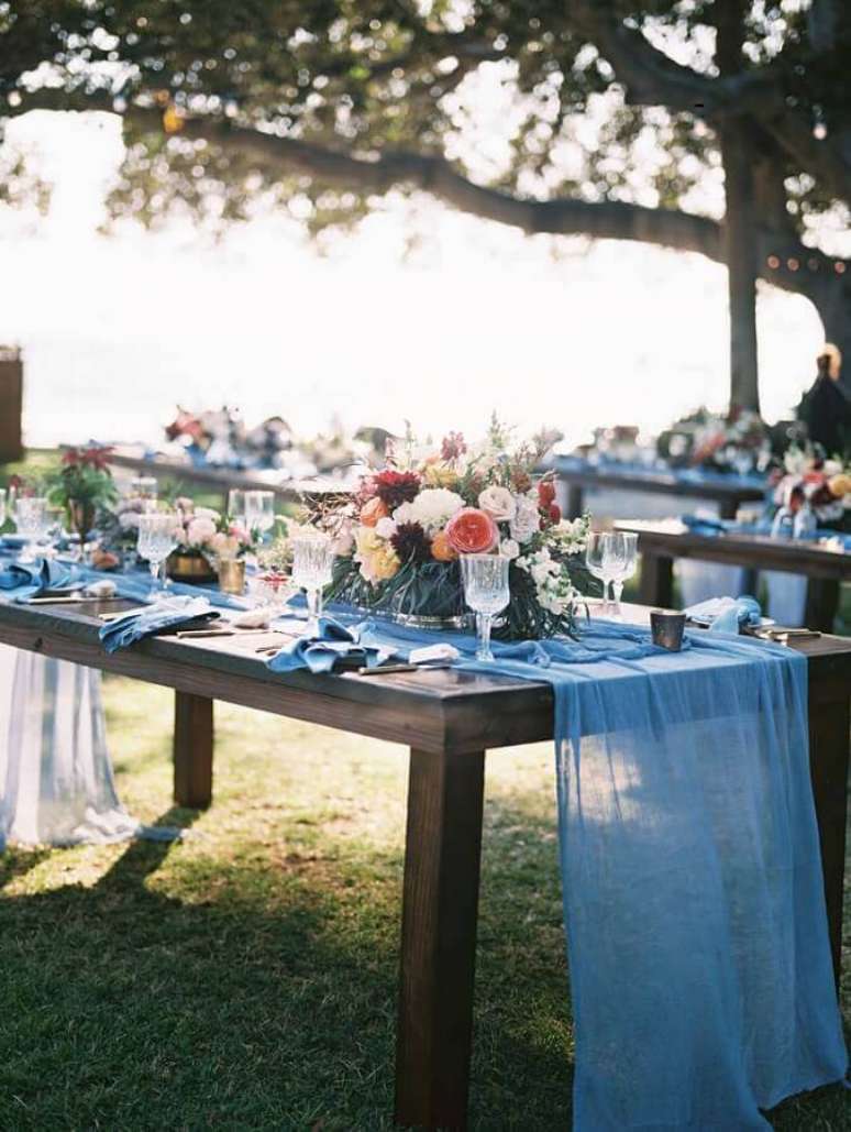 51. Decoração para festa de casamento no campo de dia com mesas de madeira com arranjo simples de flores – Foto: Pinterest