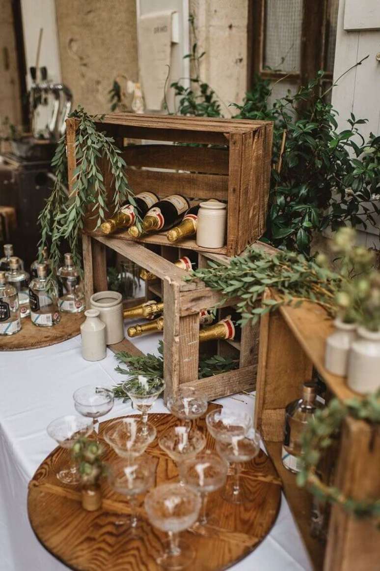 69. Mesa de bebidas com decoração rústica para casamento no campo – Foto: Possible Decor