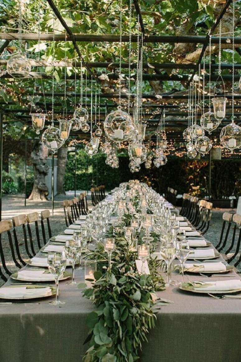 45. Linda decora&ccedil;&atilde;o moderna com folhagens e velas para casamento no campo de dia &ndash; Foto: Party Decoration Ideas