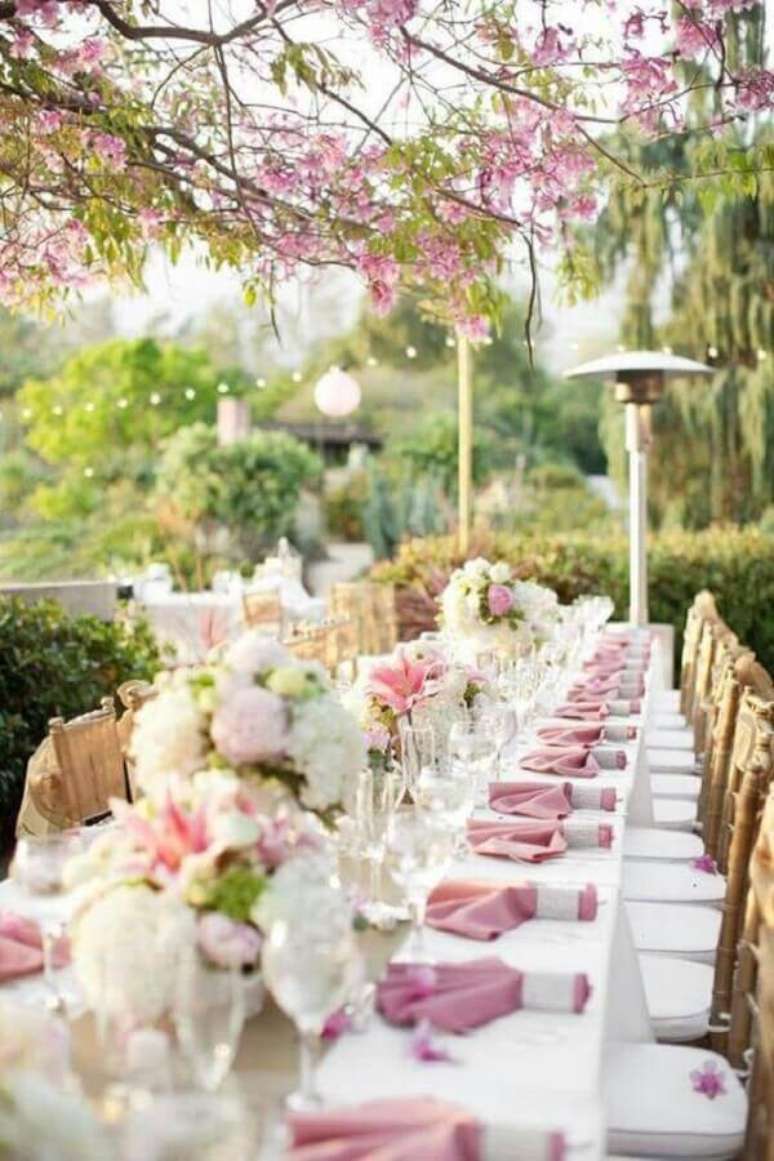 54. Decora&ccedil;&atilde;o rom&acirc;ntica para casamento no campo de dia com flores brancas e rosa &ndash; Foto: Style Me Pretty