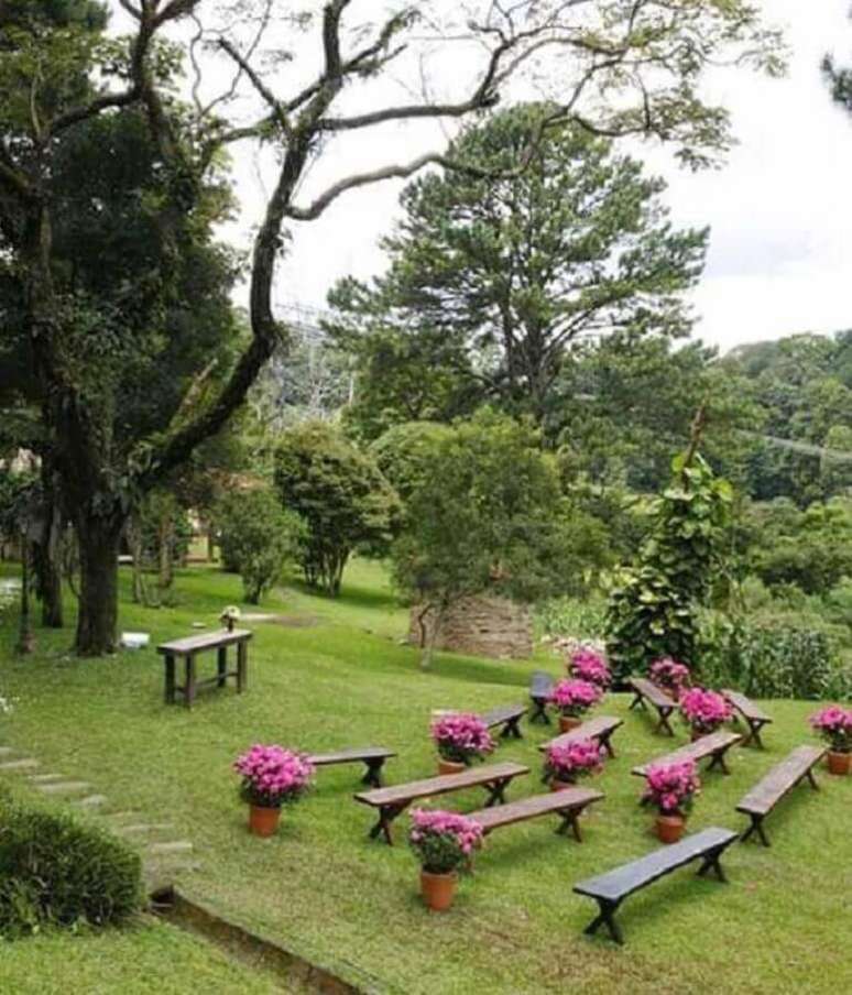 2. Decora&ccedil;&atilde;o de cerim&ocirc;nia de casamento simples no campo &ndash; Foto: Pinosy