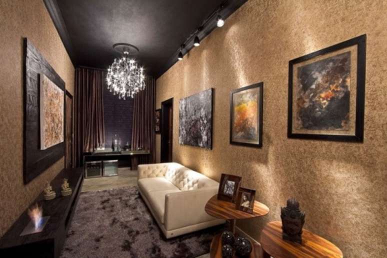 16. Ambiente elegante decorado com sof&aacute; em capiton&ecirc; e luz Spot trilho. Fonte: Pinterest