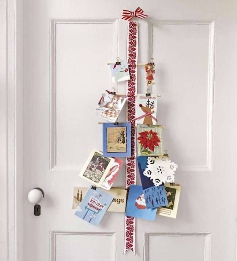 27. Enfeite de natal para porta feito com cartões. Fonte: Casa e Festa