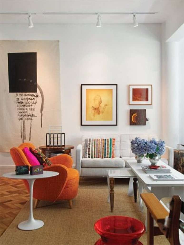 20. Spot de luz trilho em tom branco complementa a decora&ccedil;&atilde;o da sala de estar. Fonte: Pinterest