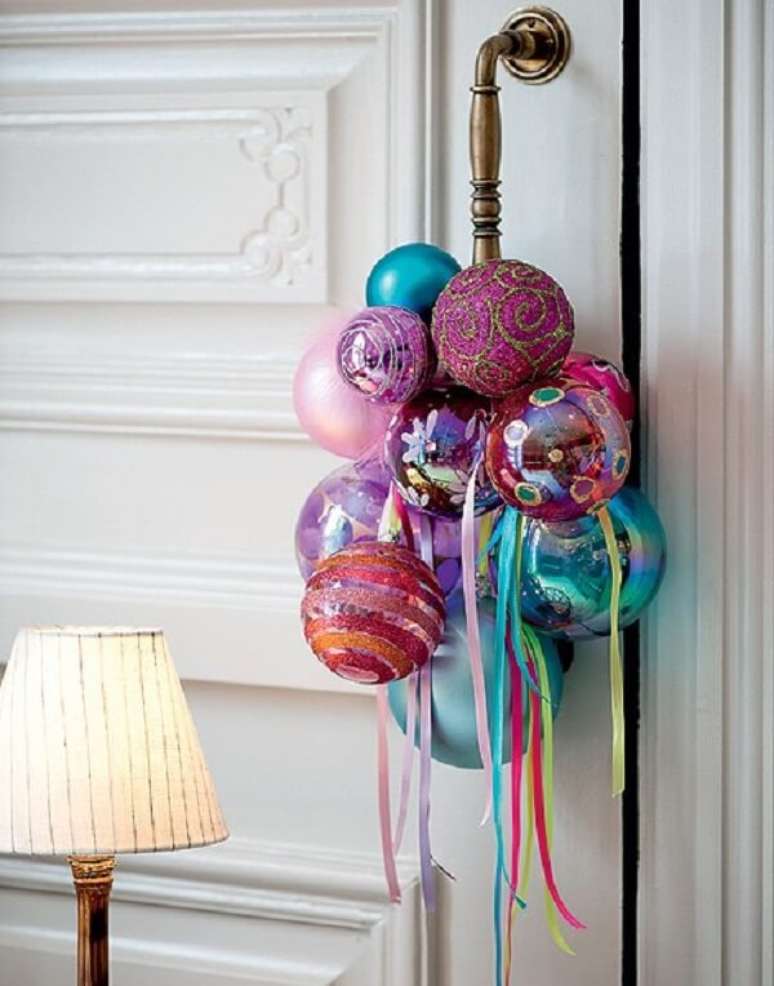 28. Enfeite de natal para porta feito com bolas coloridas e posicionado na ma&ccedil;aneta da porta. Fonte: Casa e Jardim