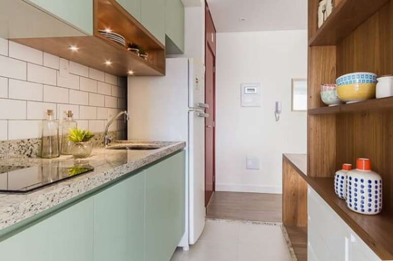 41. Cozinha com Spot de LED embutido no m&oacute;vel. Projeto por Duda Senna