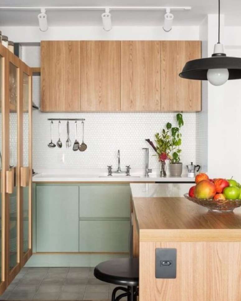 24. Cozinha com armário e bancada de madeira e Spot de trilho em tom branco. Fonte: Revista Viva Decora