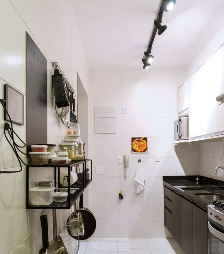 25. Cozinha compacta com Spot de trilho em tom preto. Fonte: Pinterest