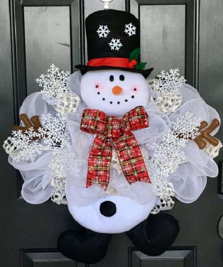 34. Enfeite de natal para porta feito com boneco de neve de feltro. Fonte: Tudo Especial