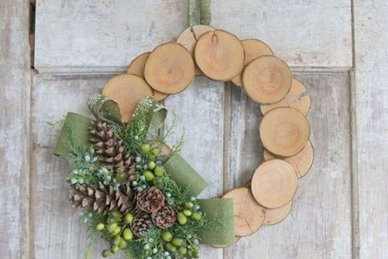 39. Enfeites de natal para porta feito com pedaços de madeira. Fonte: Pinterest