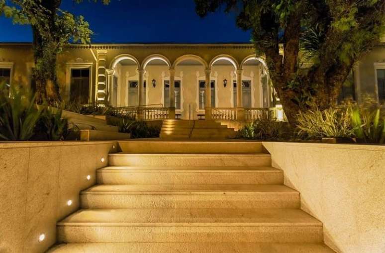 38. Iluminar sua escada externa &eacute; sempre uma boa op&ccedil;&atilde;o. Projeto de Paola Simoni