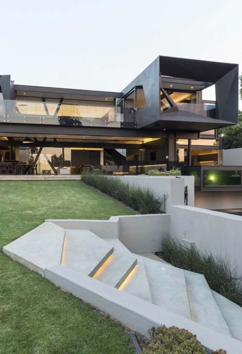 47. Esta escada externa &eacute; moderna e possui elementos r&uacute;sticos. Foto: Revista Viva Decora.