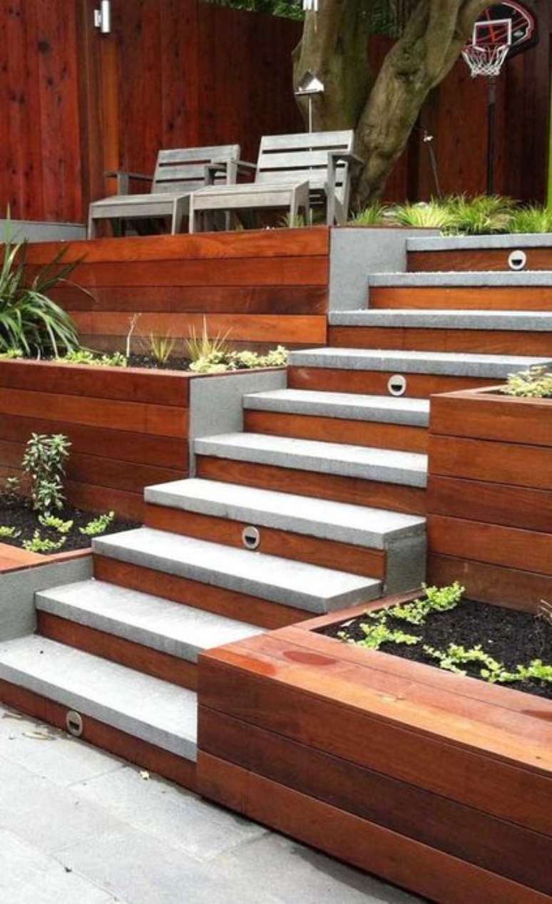 6. Existem muitas op&ccedil;&otilde;es de revestimento para escada externa. Foto: Decor F&aacute;cil