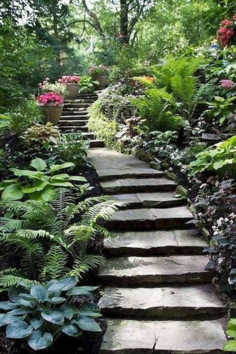 26. Associar a escada externa a um lindo jardim é um ideia inteligente. Foto: Whole Home Kover