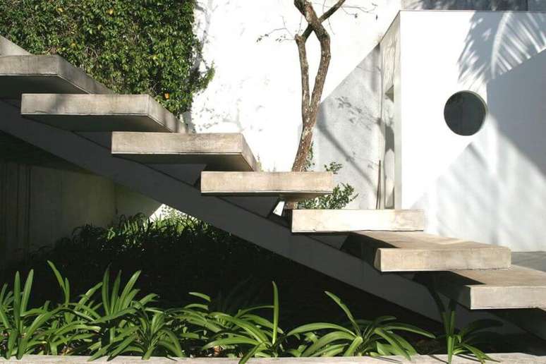 46. A escada externa com degraus separados é muito moderna. Projeto de Rodrigo Oliveira
