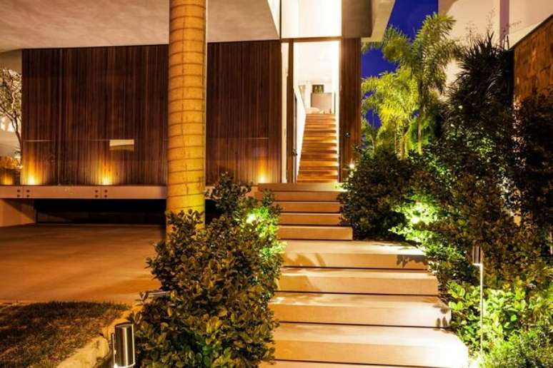 28. A escada externa deve combinar at&eacute; com elementos internos. Projeto: MarchettiBonetti+