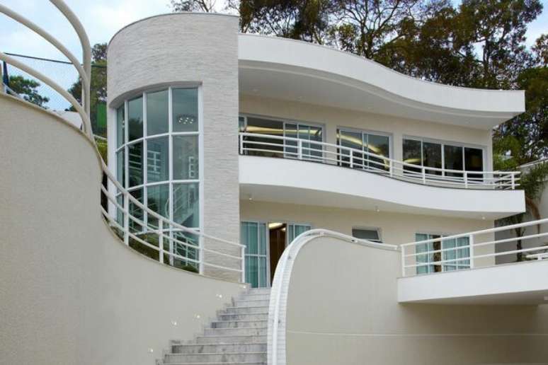 14. Casas modernas devem ter escada externa tão moderna quanto. Projeto de Aquiles Nicolas Kilaris