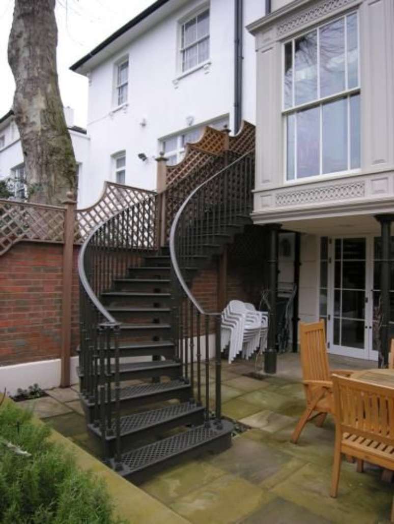 19. A escada externa chama a aten&ccedil;&atilde;o no ambiente. Projeto de Demax Designs