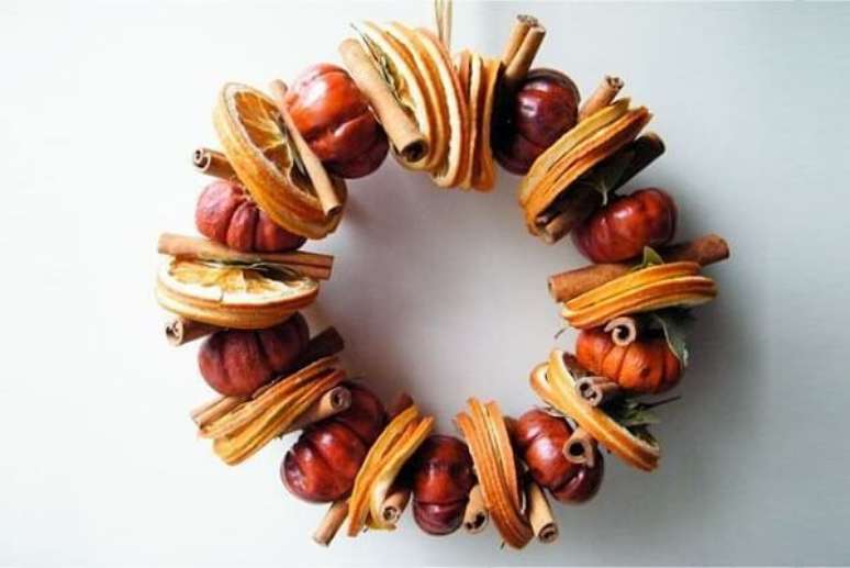 50. Frutas secas foram utilizadas para compor esse lindo enfeite de natal para porta. Fonte: Casa e Festa