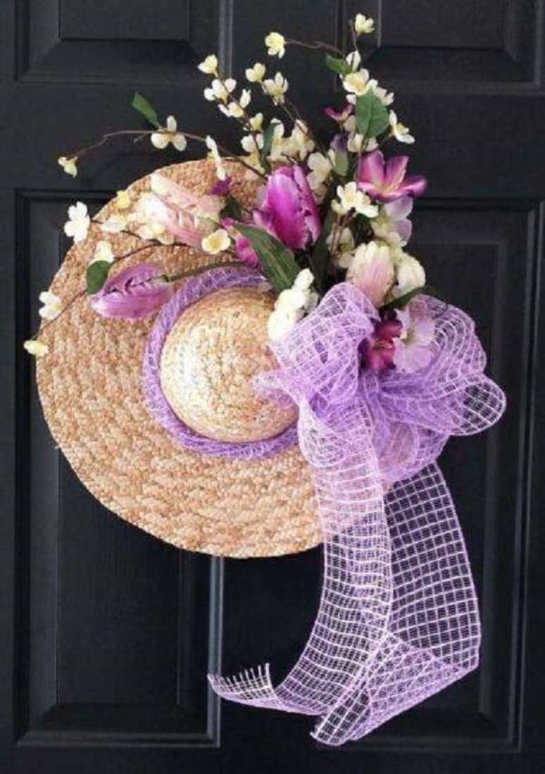 68. Enfeite de natal para porta feito com chap&eacute;u de praia. Fonte: Pinterest