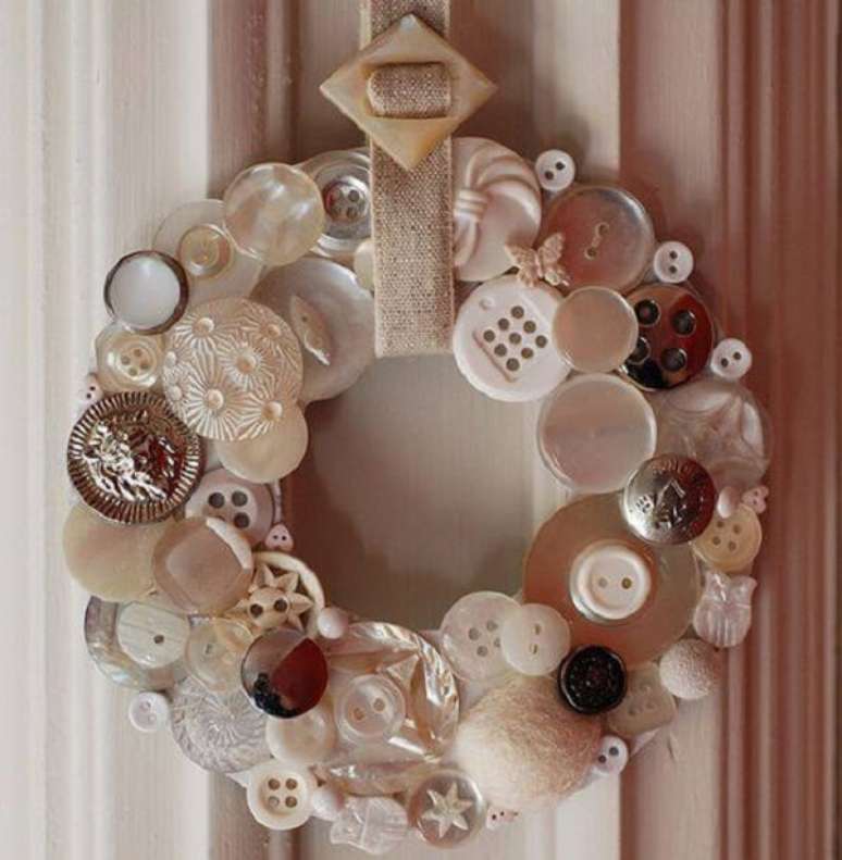 69. Enfeite de natal para porta feito com bot&otilde;es. Fonte: Pinterest