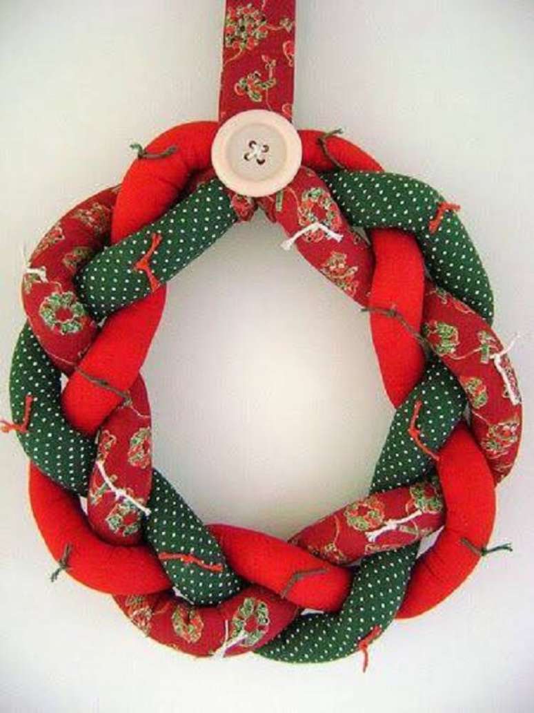 71. Enfeite de natal para porta feito com tecido trançado. Fonte: Pinterest